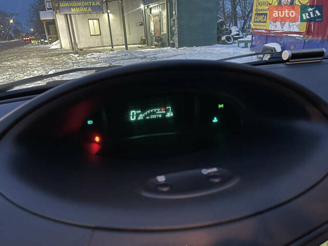 Красный Тойота Ярис, объемом двигателя 1.3 л и пробегом 210 тыс. км за 5000 $, фото 5 на Automoto.ua