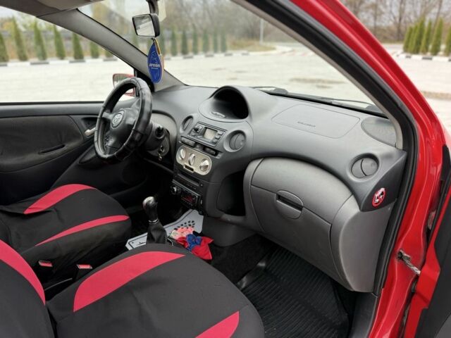 Красный Тойота Ярис, объемом двигателя 1 л и пробегом 240 тыс. км за 2600 $, фото 7 на Automoto.ua