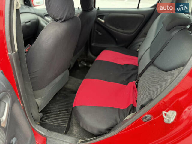 Красный Тойота Ярис, объемом двигателя 1 л и пробегом 240 тыс. км за 2600 $, фото 16 на Automoto.ua