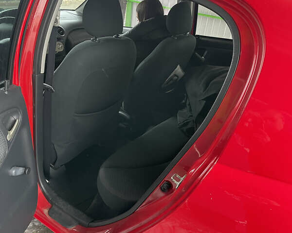 Красный Тойота Ярис, объемом двигателя 1.3 л и пробегом 140 тыс. км за 4950 $, фото 5 на Automoto.ua