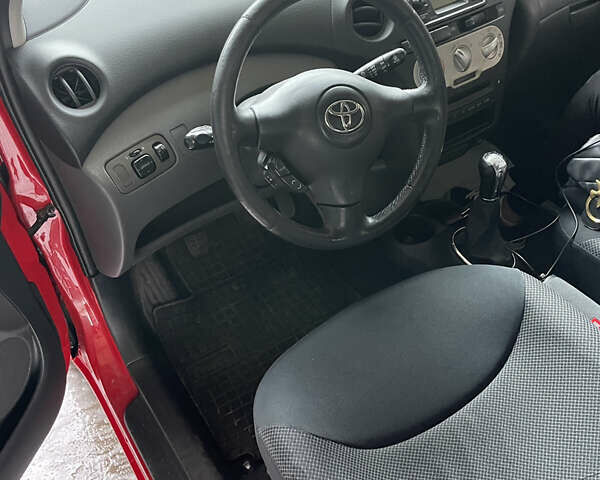 Красный Тойота Ярис, объемом двигателя 1.3 л и пробегом 140 тыс. км за 4950 $, фото 3 на Automoto.ua
