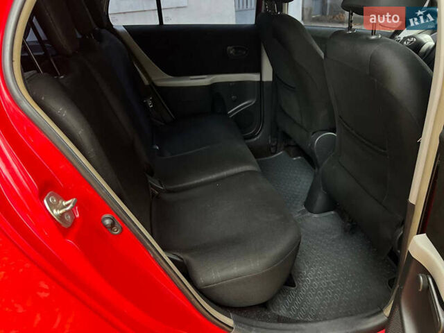 Красный Тойота Ярис, объемом двигателя 1.3 л и пробегом 158 тыс. км за 4999 $, фото 24 на Automoto.ua