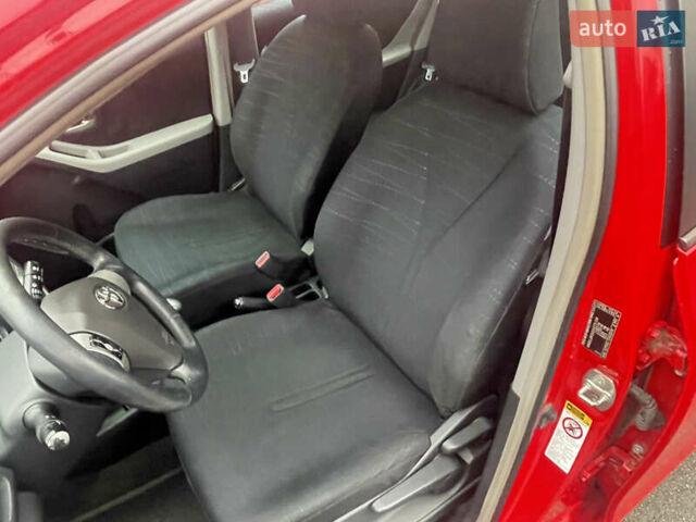 Красный Тойота Ярис, объемом двигателя 1.3 л и пробегом 182 тыс. км за 5900 $, фото 6 на Automoto.ua