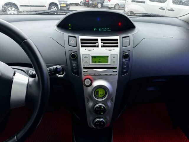 Красный Тойота Ярис, объемом двигателя 1.3 л и пробегом 147 тыс. км за 5400 $, фото 11 на Automoto.ua