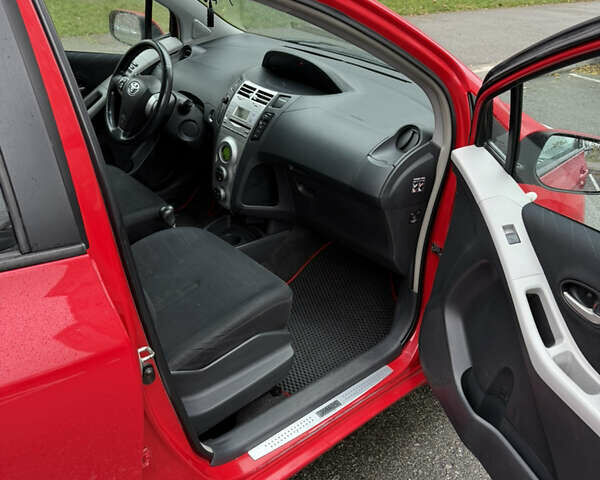 Красный Тойота Ярис, объемом двигателя 1.3 л и пробегом 151 тыс. км за 4950 $, фото 14 на Automoto.ua