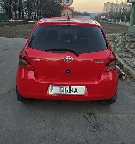 Красный Тойота Ярис, объемом двигателя 1.3 л и пробегом 221 тыс. км за 5500 $, фото 5 на Automoto.ua