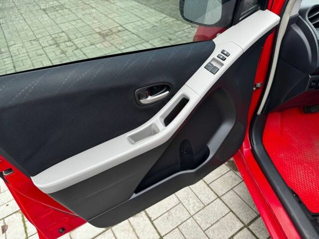 Красный Тойота Ярис, объемом двигателя 1.3 л и пробегом 147 тыс. км за 5400 $, фото 6 на Automoto.ua