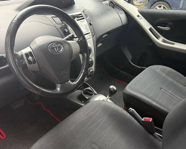 Тойота Яріс 2006 у Львові на Automoto.ua Червоний Тойота Яріс, об'ємом двигуна 1.3 л та пробігом 149 тис. км за 4900 $, фото 11 на Automoto.ua