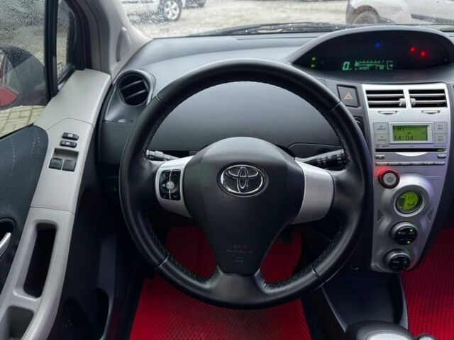 Красный Тойота Ярис, объемом двигателя 1.3 л и пробегом 147 тыс. км за 5400 $, фото 8 на Automoto.ua