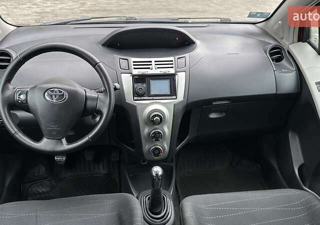 Красный Тойота Ярис, объемом двигателя 1.4 л и пробегом 386 тыс. км за 4700 $, фото 5 на Automoto.ua