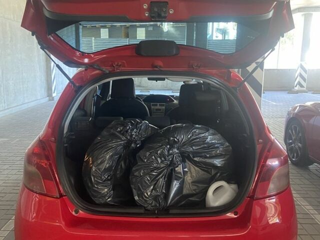 Красный Тойота Ярис, объемом двигателя 1.3 л и пробегом 117 тыс. км за 6500 $, фото 2 на Automoto.ua