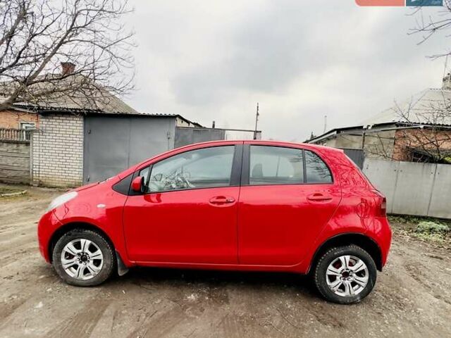 Червоний Тойота Яріс, об'ємом двигуна 1.3 л та пробігом 93 тис. км за 6500 $, фото 2 на Automoto.ua