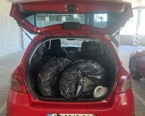 Красный Тойота Ярис, объемом двигателя 1.3 л и пробегом 117 тыс. км за 6500 $, фото 1 на Automoto.ua