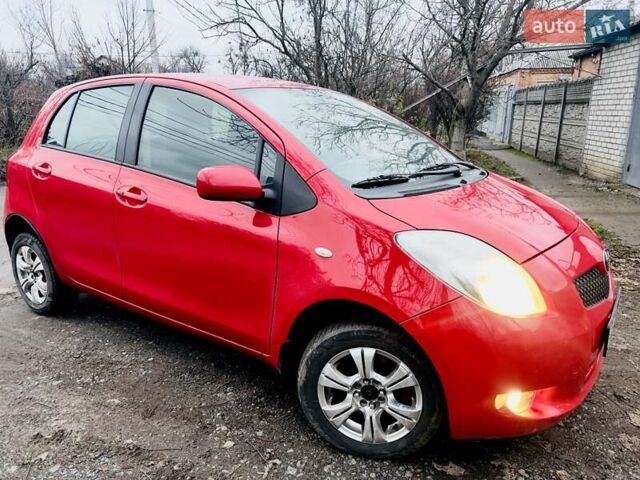 Червоний Тойота Яріс, об'ємом двигуна 1.3 л та пробігом 93 тис. км за 6500 $, фото 1 на Automoto.ua