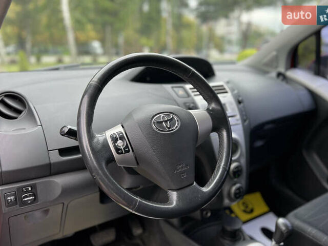 Красный Тойота Ярис, объемом двигателя 1.3 л и пробегом 153 тыс. км за 7300 $, фото 9 на Automoto.ua