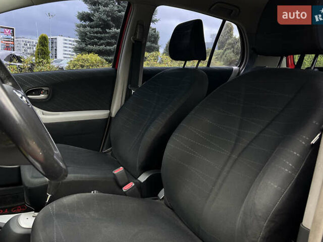 Красный Тойота Ярис, объемом двигателя 1.3 л и пробегом 153 тыс. км за 7300 $, фото 8 на Automoto.ua