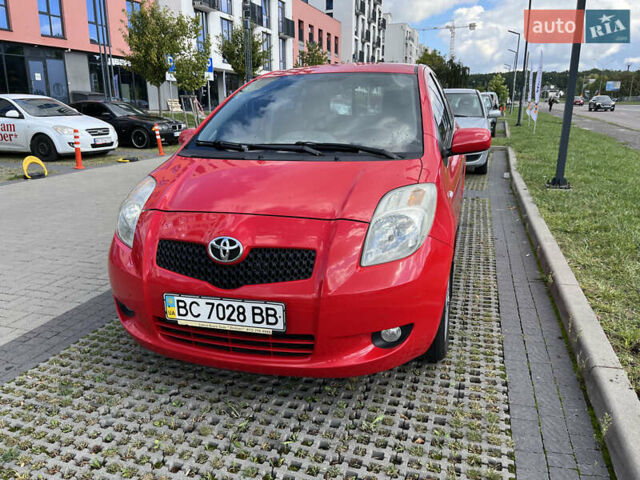 Красный Тойота Ярис, объемом двигателя 1.3 л и пробегом 153 тыс. км за 6800 $, фото 1 на Automoto.ua