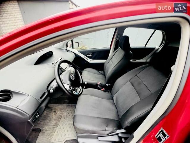 Червоний Тойота Яріс, об'ємом двигуна 1.3 л та пробігом 93 тис. км за 6500 $, фото 4 на Automoto.ua