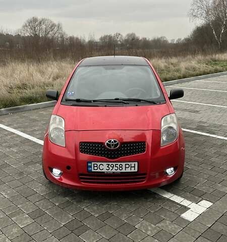 Красный Тойота Ярис, объемом двигателя 1.4 л и пробегом 386 тыс. км за 4700 $, фото 1 на Automoto.ua