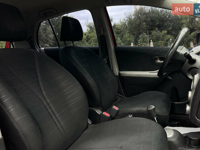 Красный Тойота Ярис, объемом двигателя 1.3 л и пробегом 153 тыс. км за 7300 $, фото 16 на Automoto.ua