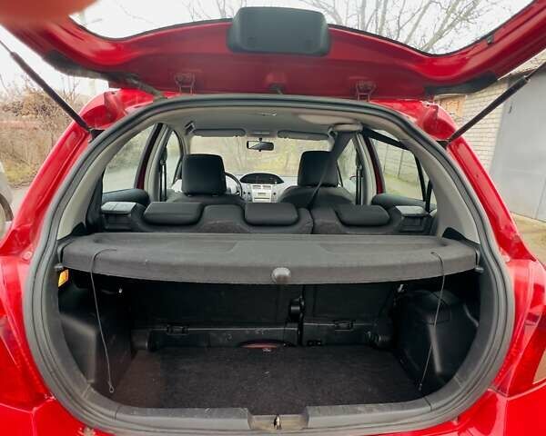 Червоний Тойота Яріс, об'ємом двигуна 1.3 л та пробігом 93 тис. км за 6500 $, фото 5 на Automoto.ua