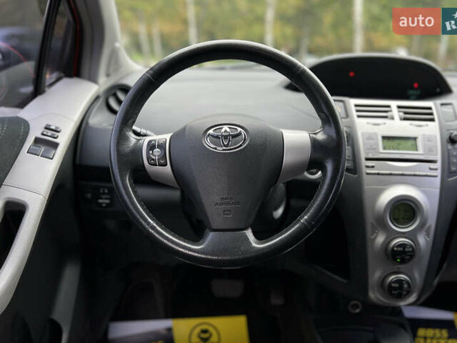 Красный Тойота Ярис, объемом двигателя 1.3 л и пробегом 153 тыс. км за 7300 $, фото 11 на Automoto.ua