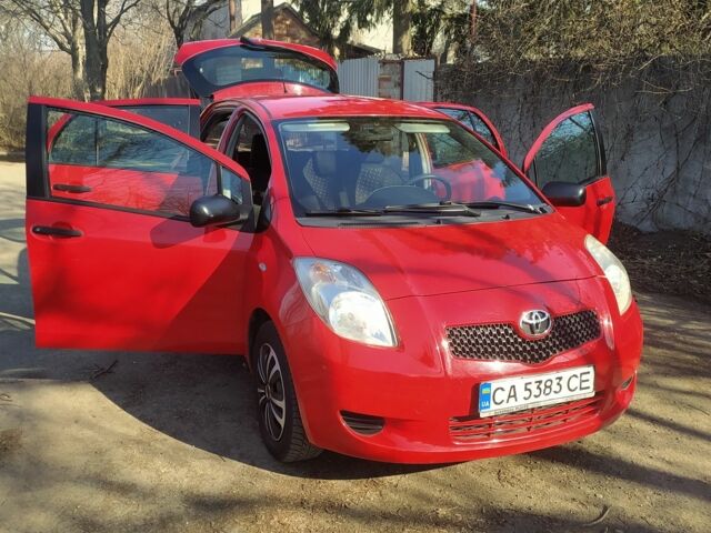 Красный Тойота Ярис, объемом двигателя 1 л и пробегом 190 тыс. км за 5200 $, фото 4 на Automoto.ua