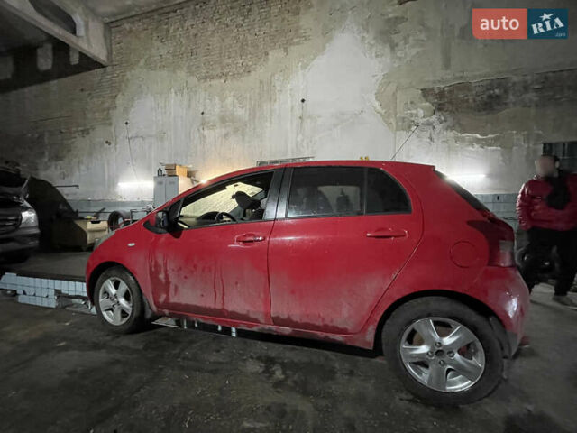 Красный Тойота Ярис, объемом двигателя 1.3 л и пробегом 200 тыс. км за 2400 $, фото 2 на Automoto.ua