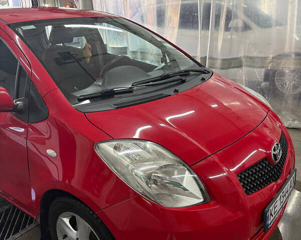 Красный Тойота Ярис, объемом двигателя 1.3 л и пробегом 95 тыс. км за 6500 $, фото 3 на Automoto.ua