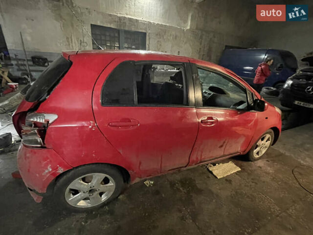 Красный Тойота Ярис, объемом двигателя 1.3 л и пробегом 200 тыс. км за 2400 $, фото 3 на Automoto.ua