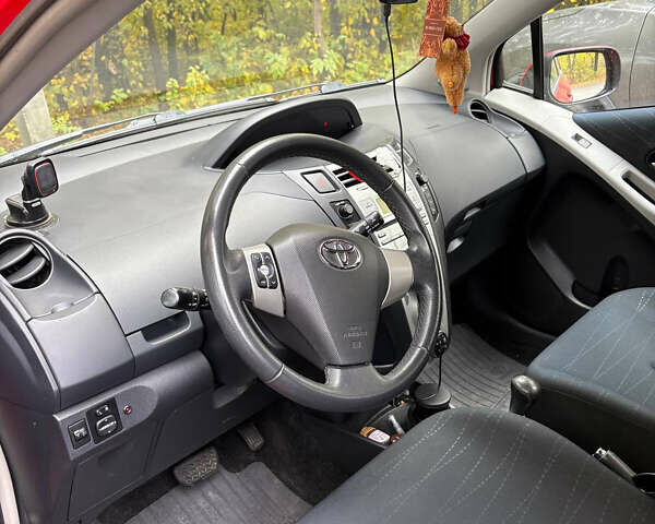 Красный Тойота Ярис, объемом двигателя 1.3 л и пробегом 95 тыс. км за 6500 $, фото 6 на Automoto.ua