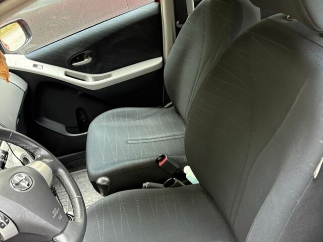 Красный Тойота Ярис, объемом двигателя 1.3 л и пробегом 95 тыс. км за 6500 $, фото 5 на Automoto.ua