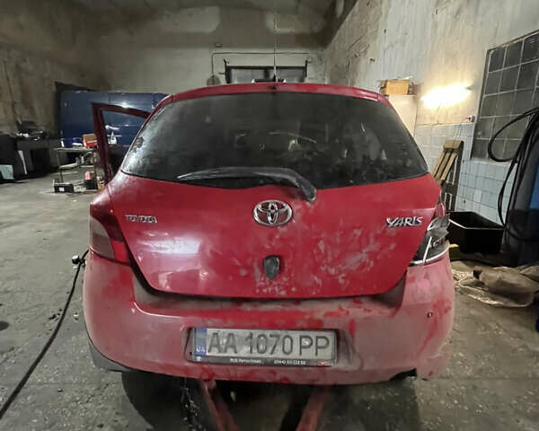 Красный Тойота Ярис, объемом двигателя 1.3 л и пробегом 200 тыс. км за 2400 $, фото 6 на Automoto.ua