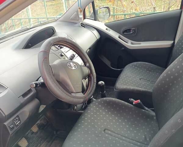 Красный Тойота Ярис, объемом двигателя 1 л и пробегом 214 тыс. км за 4700 $, фото 4 на Automoto.ua