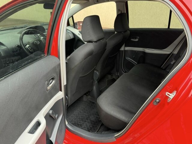 Красный Тойота Ярис, объемом двигателя 1.3 л и пробегом 142 тыс. км за 6000 $, фото 5 на Automoto.ua