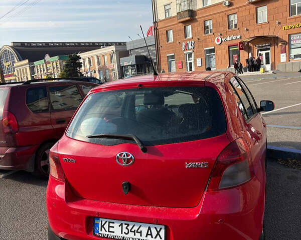 Красный Тойота Ярис, объемом двигателя 1.3 л и пробегом 95 тыс. км за 6500 $, фото 1 на Automoto.ua