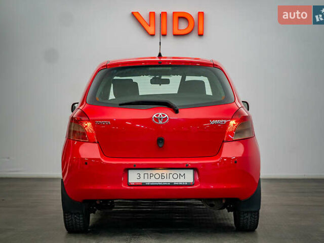 Красный Тойота Ярис, объемом двигателя 1.3 л и пробегом 186 тыс. км за 5425 $, фото 5 на Automoto.ua
