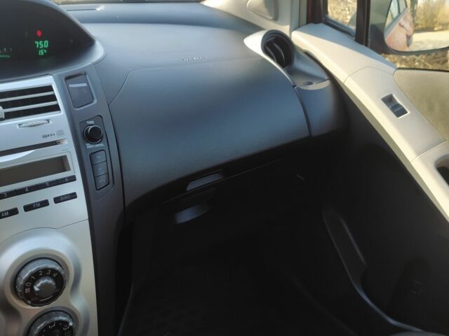 Красный Тойота Ярис, объемом двигателя 1 л и пробегом 190 тыс. км за 5200 $, фото 2 на Automoto.ua