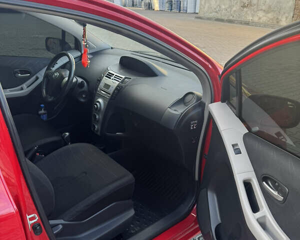 Красный Тойота Ярис, объемом двигателя 1.3 л и пробегом 121 тыс. км за 5800 $, фото 8 на Automoto.ua