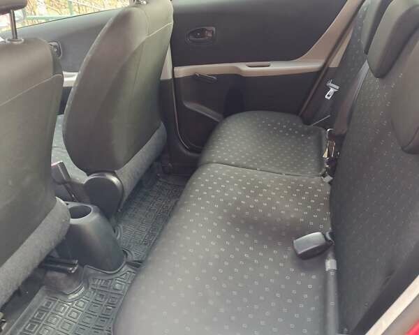 Красный Тойота Ярис, объемом двигателя 1 л и пробегом 214 тыс. км за 4700 $, фото 2 на Automoto.ua