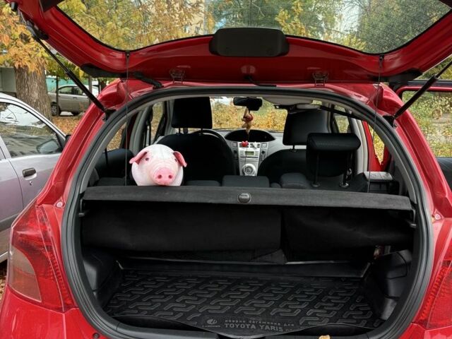 Красный Тойота Ярис, объемом двигателя 1.3 л и пробегом 95 тыс. км за 6500 $, фото 7 на Automoto.ua