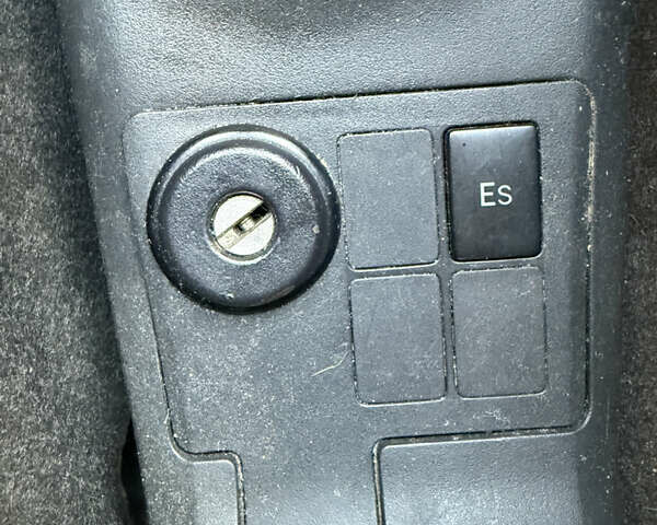 Красный Тойота Ярис, объемом двигателя 1.3 л и пробегом 158 тыс. км за 5200 $, фото 9 на Automoto.ua