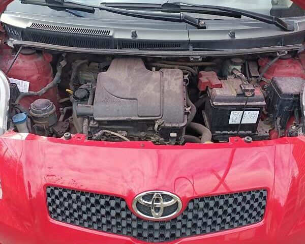 Красный Тойота Ярис, объемом двигателя 1 л и пробегом 214 тыс. км за 4700 $, фото 7 на Automoto.ua