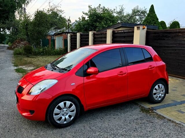 Красный Тойота Ярис, объемом двигателя 1.3 л и пробегом 161 тыс. км за 4750 $, фото 3 на Automoto.ua