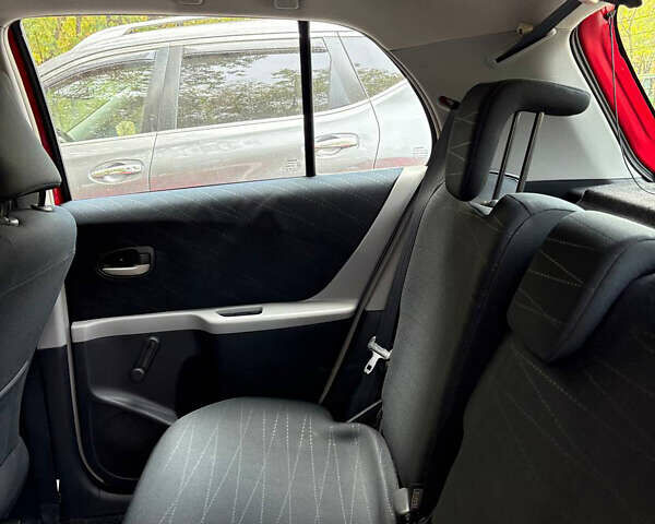 Красный Тойота Ярис, объемом двигателя 1.3 л и пробегом 95 тыс. км за 6500 $, фото 9 на Automoto.ua