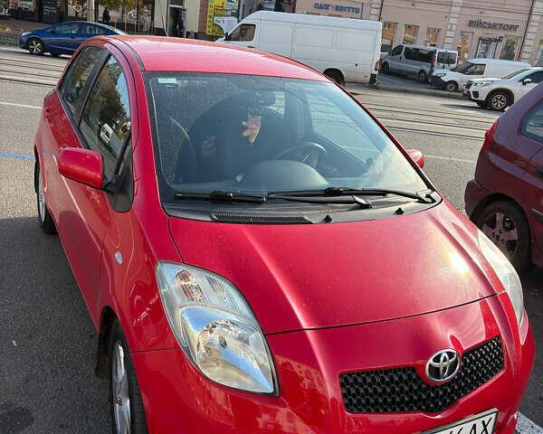 Красный Тойота Ярис, объемом двигателя 1.3 л и пробегом 95 тыс. км за 6500 $, фото 2 на Automoto.ua