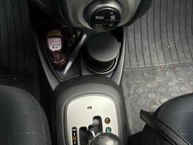 Красный Тойота Ярис, объемом двигателя 1.3 л и пробегом 95 тыс. км за 6500 $, фото 6 на Automoto.ua