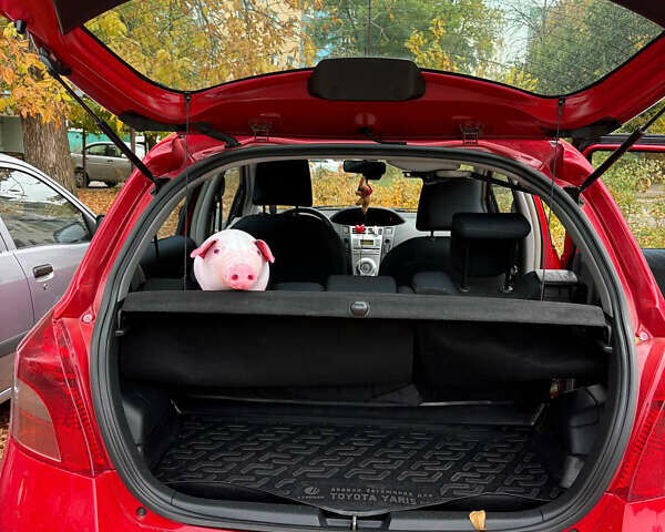 Красный Тойота Ярис, объемом двигателя 1.3 л и пробегом 95 тыс. км за 6500 $, фото 4 на Automoto.ua