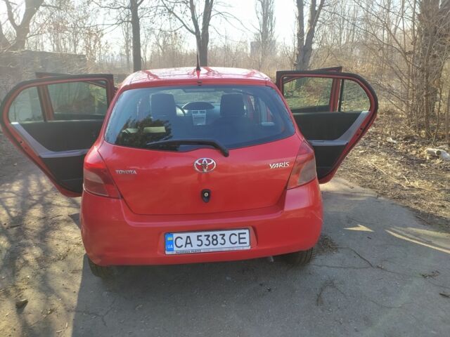 Красный Тойота Ярис, объемом двигателя 1 л и пробегом 190 тыс. км за 5200 $, фото 3 на Automoto.ua