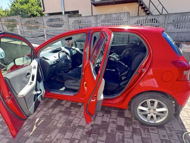 Красный Тойота Ярис, объемом двигателя 0 л и пробегом 95 тыс. км за 5700 $, фото 4 на Automoto.ua